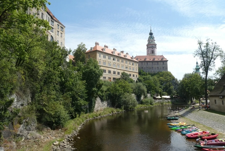 Obce a města se zbavují kovových úředních desek. Nahrazují je těmi digitálními