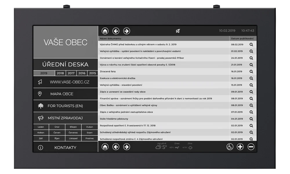 Originální rozhraní: menu obce vlevo, seznam úředních dokumentů vpravo a ovládání přístupnosti dole